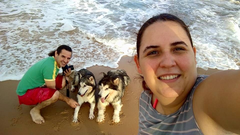 Aika y Lobo en la playa